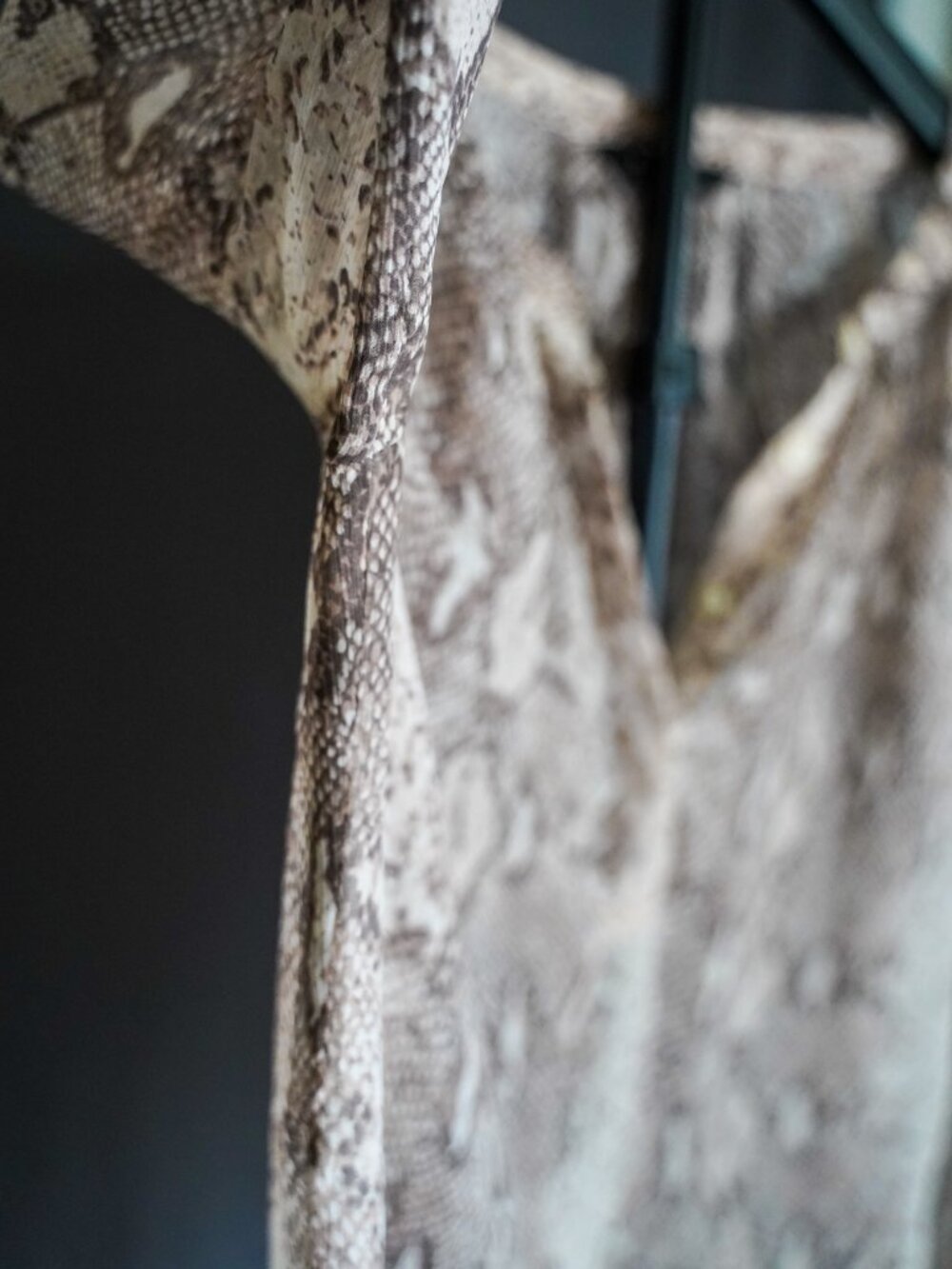 Banana Republic Petite XXS Women's Snakeskin Print Long Sleeve Blouse - Picture 7 of 11
